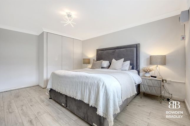 Flat for sale in Retreat Way, Chigwell