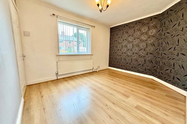 25, Hawkswood Place, West Yorkshire photo 4