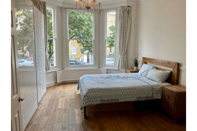 Flat for sale in Victoria Rise, Clapham