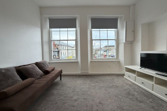 Flat 3, 2-3 The Square, Devon photo 4