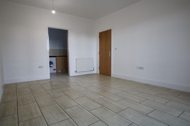 Flat to rent in Russell Walk, Exeter