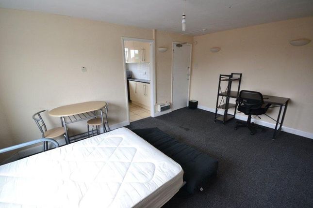 Studio to rent in London Road, Leicester