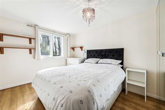 Flat for sale in Cumberland Place, London