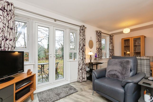 Flat 1 Doveton House,, Balmoral Drive, Surrey photo 4