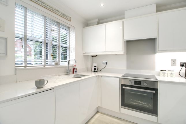 12, Royal Close, Orpington photo 3