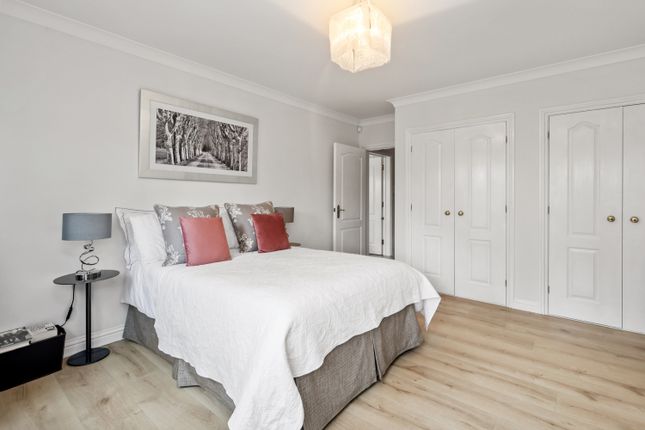 Flat to rent in Caenshill, Chaucer Avenue, Weybridge, Surrey