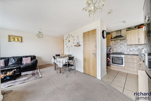 Flat 15, Kingsholm House, 7, Twickenham Close Stratton St Margaret photo 2