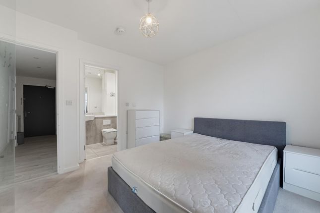 1 Heartwell Avenue, London photo 4