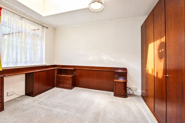 9 Ainsley Avenue, Romford photo 4