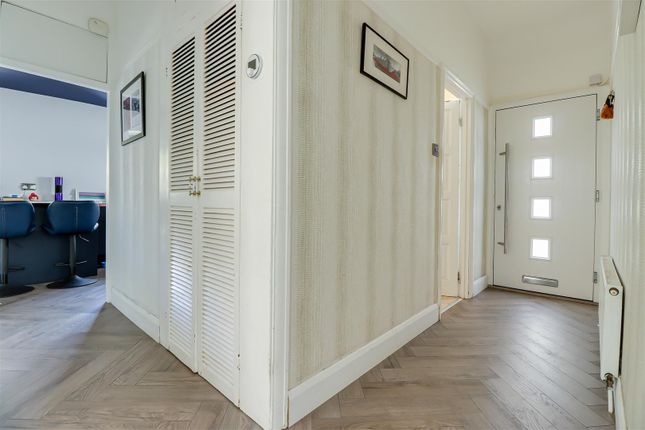 47, Cliffsea Grove, Leigh-on-Sea photo 4