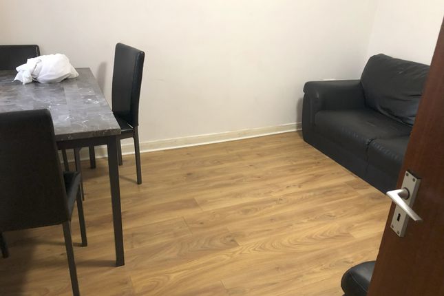 93 Donnington Gardens, Reading photo 2