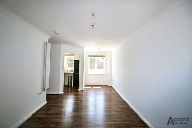86 Walnut Close, Basildon photo 2