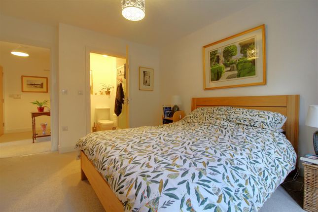 Flat for sale in Friars Orchard, Gloucester