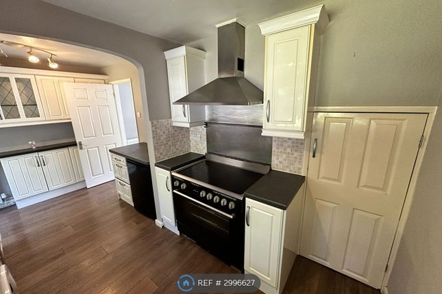 Lynwood Drive, Mytchett, Camberley photo 4