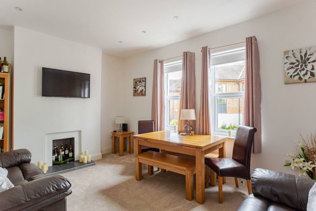 26a The Crescent, Leatherhead photo 4