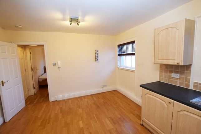 Flat to rent in High Street, Alton
