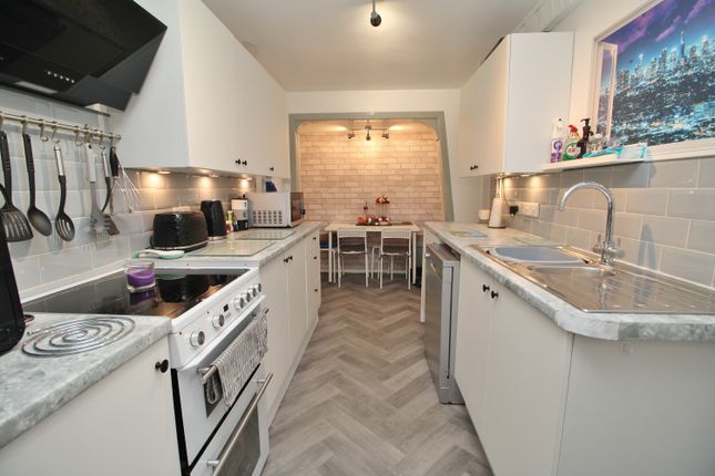 15, Kingsley Green, Havant photo 2