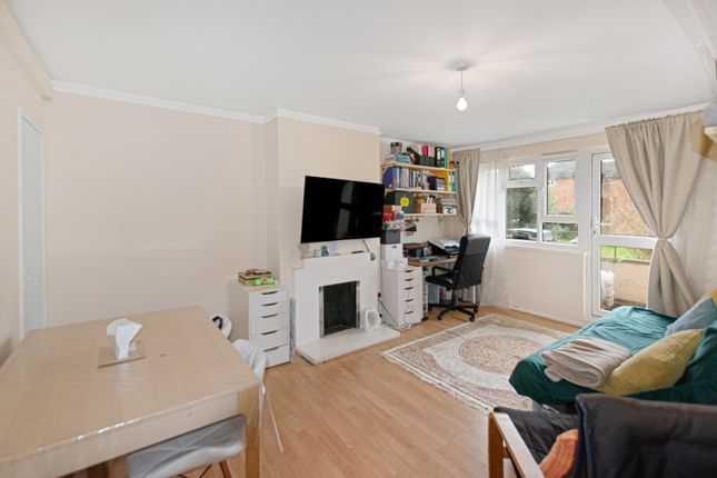 Flat for sale in Central Hill, London