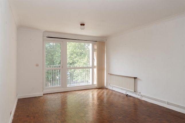 Flat 7, 154, Squirrels Green, Station Road, Redhill photo 2