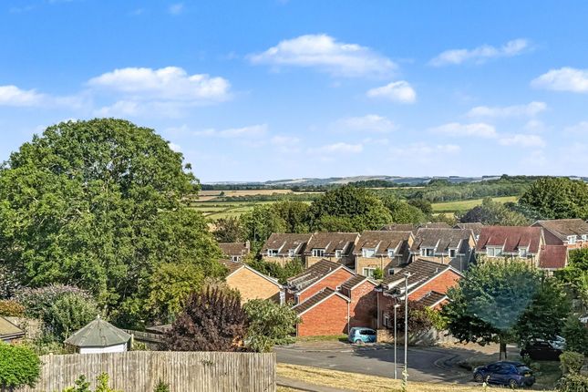 23 Priory Green, Swindon photo 2