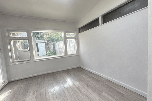 9 Geary Road, LONDON photo 3