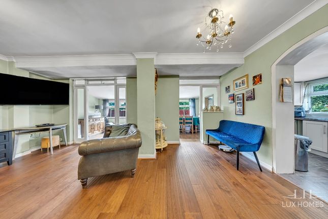 22 Barton Avenue, Romford photo 4