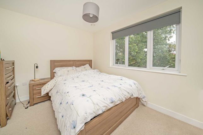 Flat for sale in Hythe Road, Surbiton
