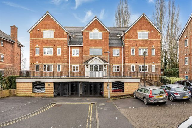 3-bed flat on 36 Tamesis Place, Patrick Road, Reading, £375,000