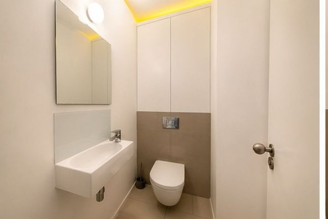 67 Valiant house, Vicarage Crescent, London photo 4