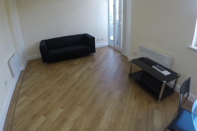Flat to rent in Upper Parliament Street, Toxteth, Liverpool