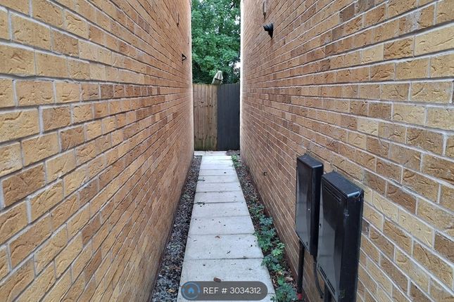 Red Cedar Close, Manchester photo 4