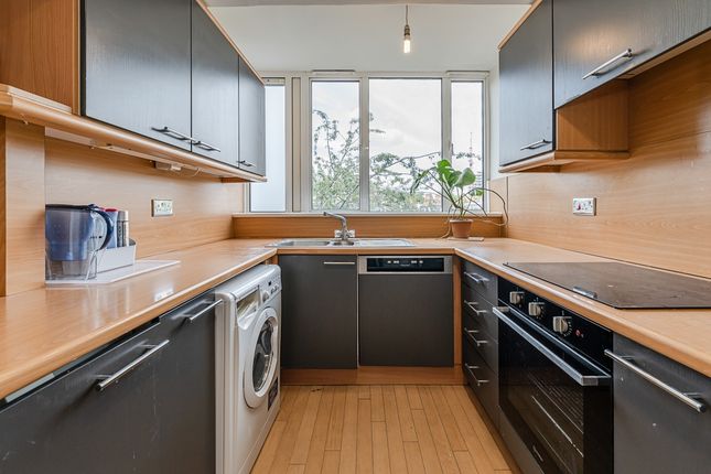 Flat 60, Gilbert House, Churchill Gardens, London photo 4