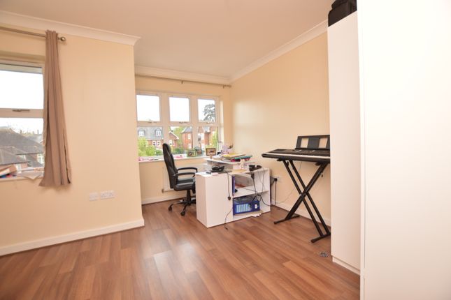 Town house to rent in Smiles Place, Woking