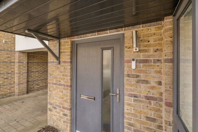 12, Mandarin Grove, Reading photo 2