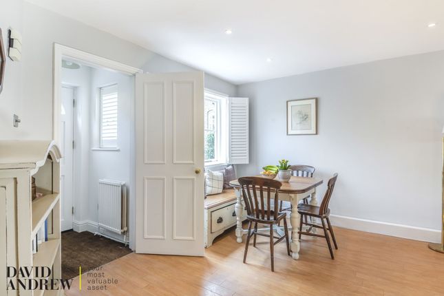 3 Coach House Lane, London photo 3