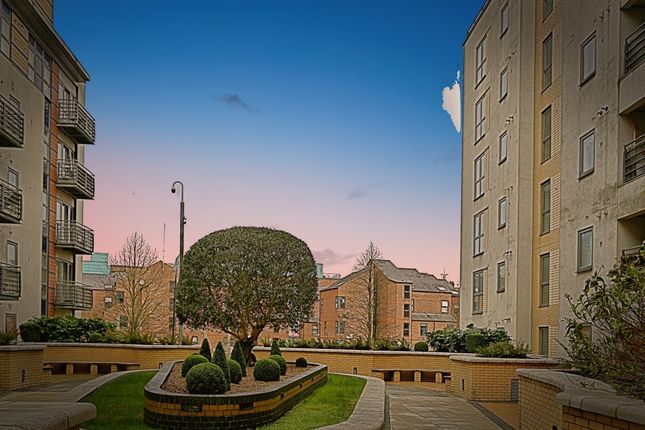 2-bed flat on Apartment 40, St James Quay, 4, Bowman Lane, Leeds, £150,000