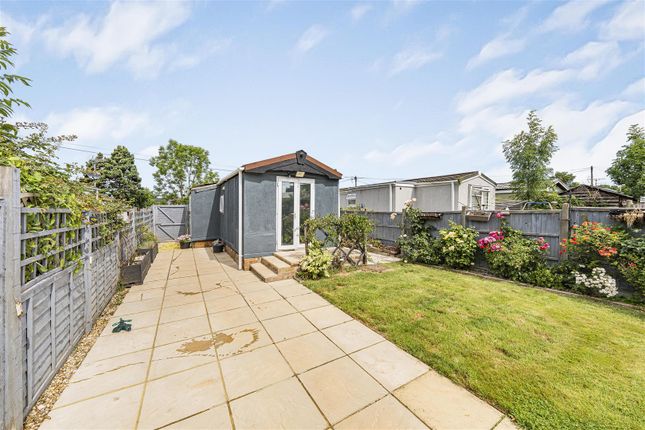 1-bed caravan on 11A Central Way, Cranbourne Hall Park, Windsor, £115,000