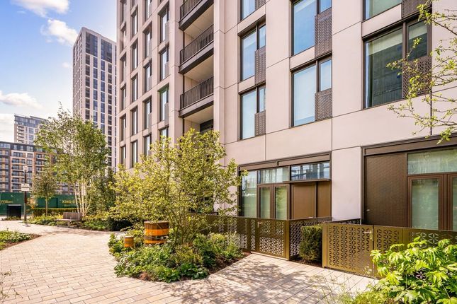Flat to rent in Parkland Walk, London