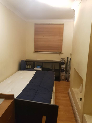 Camrose Avenue, Edgware photo 3