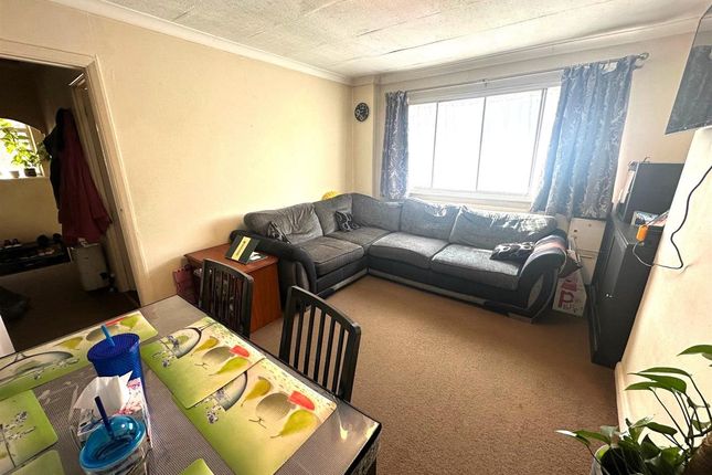 12, Wellington Road, Feltham photo 3