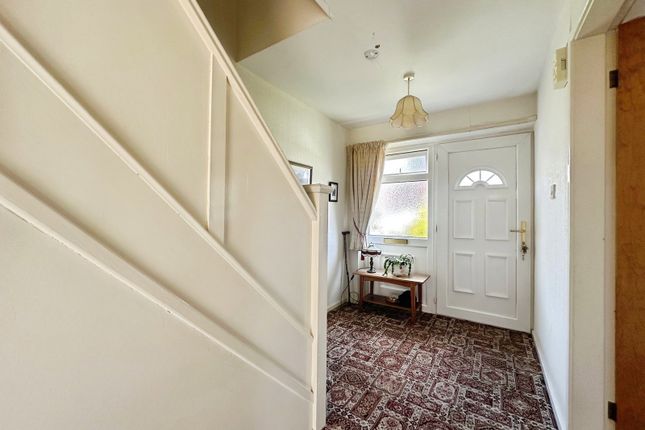 61, Windsor Gardens, Castlecroft, Wolverhampton photo 2