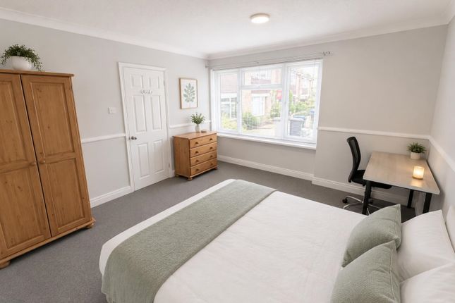 51, Elmbank Avenue, Egham photo 5