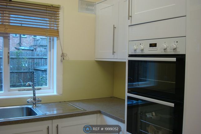 Thumbnail Room to rent in Gladstone Avenue, London