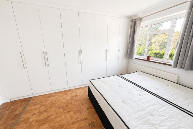 11, Broadacre, Staines-upon-Thames photo 4