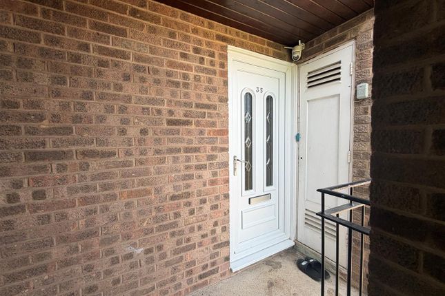 35, Hunters Close, Northampton photo 2
