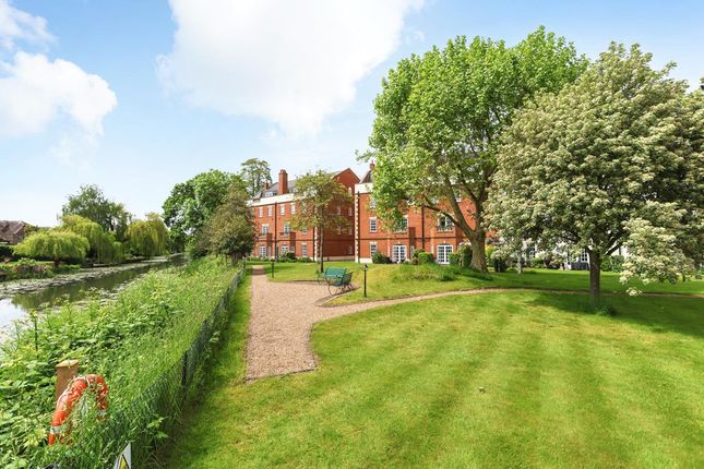 Flat to rent in Catherine Howard House, East Molesey