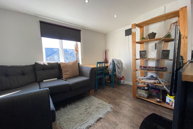 Flat C, 18, Llanbleddian Gardens, Cardiff photo 3