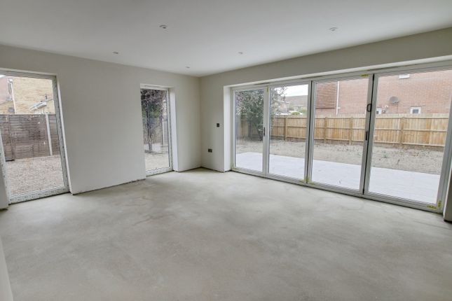 4, Olive Close, March photo 4