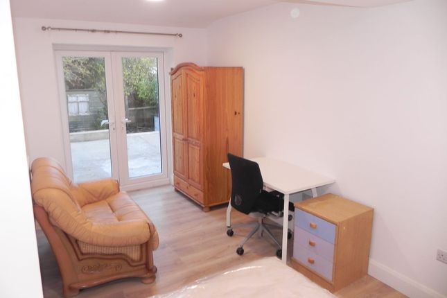 Room to rent in Hillview Crescent, Guildford