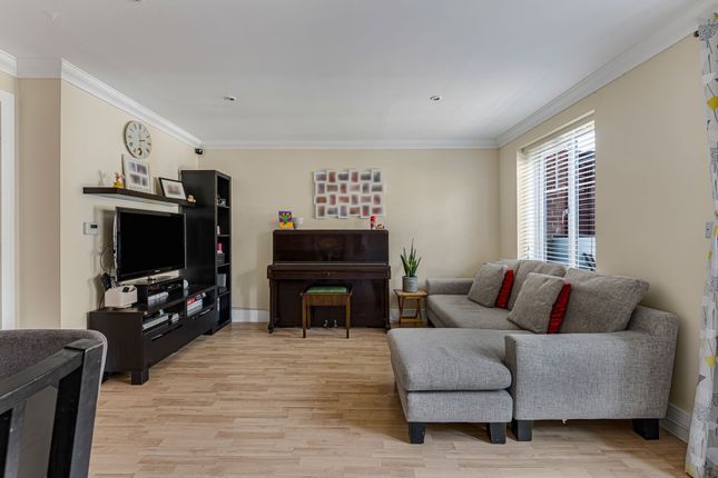 15 Hengest Avenue, Esher photo 4